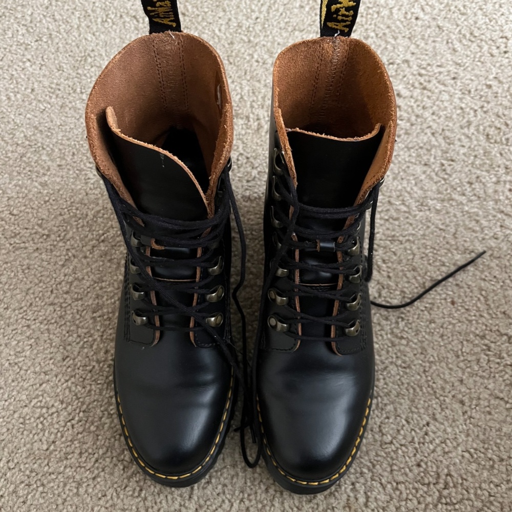 Dr. Martens Leona boots